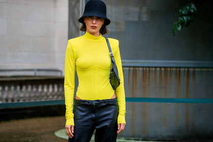 mary leest, black hat, black leather boots, black leather pants, black leather bag, yellow top, long sleeves top, high collar top, corset top, tight top, animal skin bag, technical fabric top, fashion week, frenchystyle, FW, jonathan paciullo, street style, SPRING SUMMER 2020, SS 20, PFW, PARIS, horizontal, atmosphere details, detail