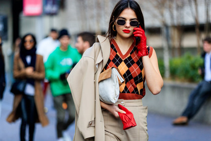 beige bag, beige coat, beige pants, brown sweater, checked, graphic sweater, leather bag, plaid, printed sweater, red gloves, red lips, red sweater, sunglasses, trench coat, trousers, street style, jonathan paciullo, FW, frenchystyle, fashion week, LFW, LONDON, AUTUMN WINTER 2018-2019, AW 18-19, FALL WINTER 2018-2019, FW 18-19, horizontal, atmosphere details, detail, doina ciobanu