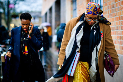 black and white, camel coat, head scarf, leather bag, printed scarf, purple bag, yellow skirt, street style, jonathan paciullo, FW, frenchystyle, fashion week, LFW, LONDON, AUTUMN WINTER 2018-2019, AW 18-19, FALL WINTER 2018-2019, FW 18-19, horizontal, atmosphere details, detail