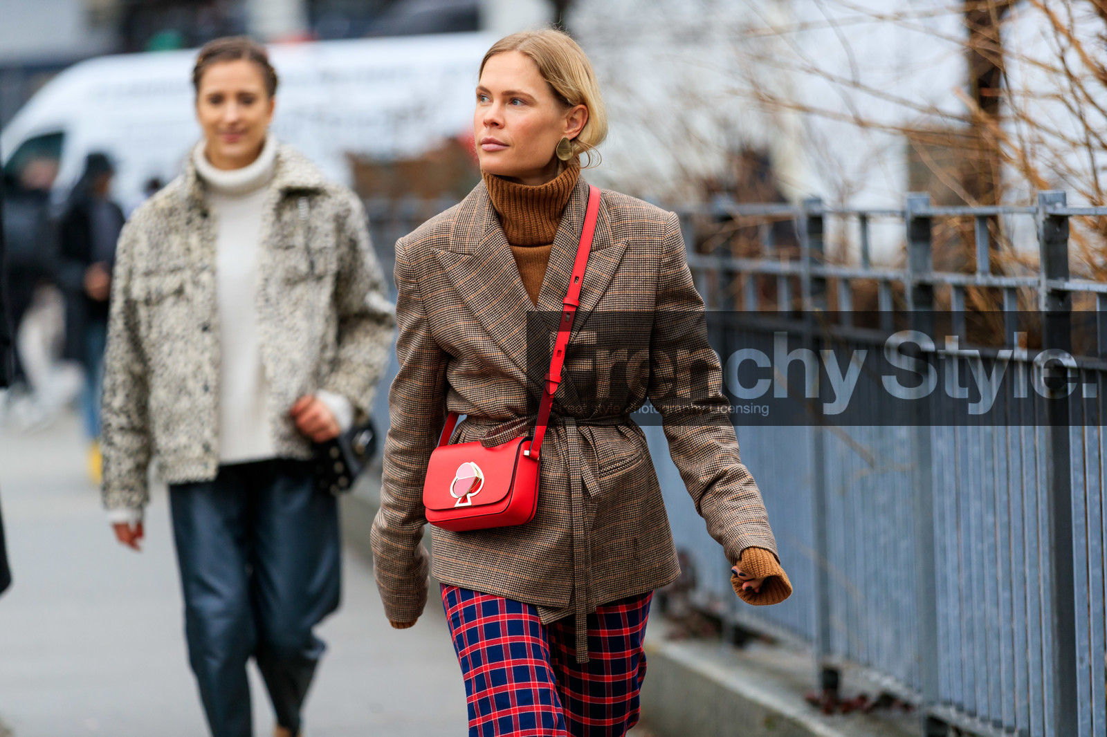 blazer, blue pants, brown jacket, brown sweater, checked, graphic bag, graphic jacket, graphic pants, jessie bush, leather bag, plaid, printed bag, printed jacket, printed pants, red bag, trousers, turtleneck sweater, street style, jonathan paciullo, frenchystyle, NYFW, NEW YORK, AUTUMN WINTER 2019-2020, AW 19-20, FALL WINTER 2019-2020, FW 19-20, fashion week, FW, atmosphere details, horizontal, detail