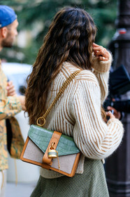 chloe bag, chloe look, chloe skirt, white pullover, asymmetrical skirt, checked skirt, kaki skirt, mini skirt, long skirt, green leather bag, golden chain strap bag, camel leather bag, white bag, fashion week, frenchystyle, FW, jonathan paciullo, street style, SPRING SUMMER 2020, SS 20, PFW, PARIS, vertical, atmosphere details, detail