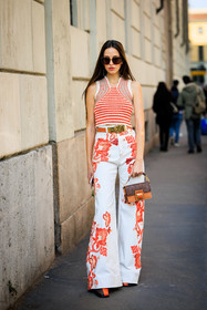 knitted top, stripes top, red stipes top, black sunglasses, knitwear, etro, etro bag, brown bag, leather handbag, buckle betl, printedtrousers, flowered trousers, wideleg pants, long earrings, dual tones boots, street style, jonathan paciullo, FW, frenchystyle, fashion week, MFW, MILAN, FALL WINTER 2022_2023, AUTUMN WINTER 2022-2023, FW 22-23, vertical, full length