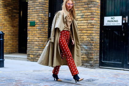 animal print, beige coat, beige shirt, black boots, chloé, graphic pants, high heels, leather bag, leather shoes, over the shoulder, printed pants, red pants, snake print, trench coat, trousers, street style, jonathan paciullo, FW, frenchystyle, fashion week, LFW, LONDON, AUTUMN WINTER 2018-2019, AW 18-19, FALL WINTER 2018-2019, FW 18-19, horizontal, atmosphere details, full length, roberta benteler