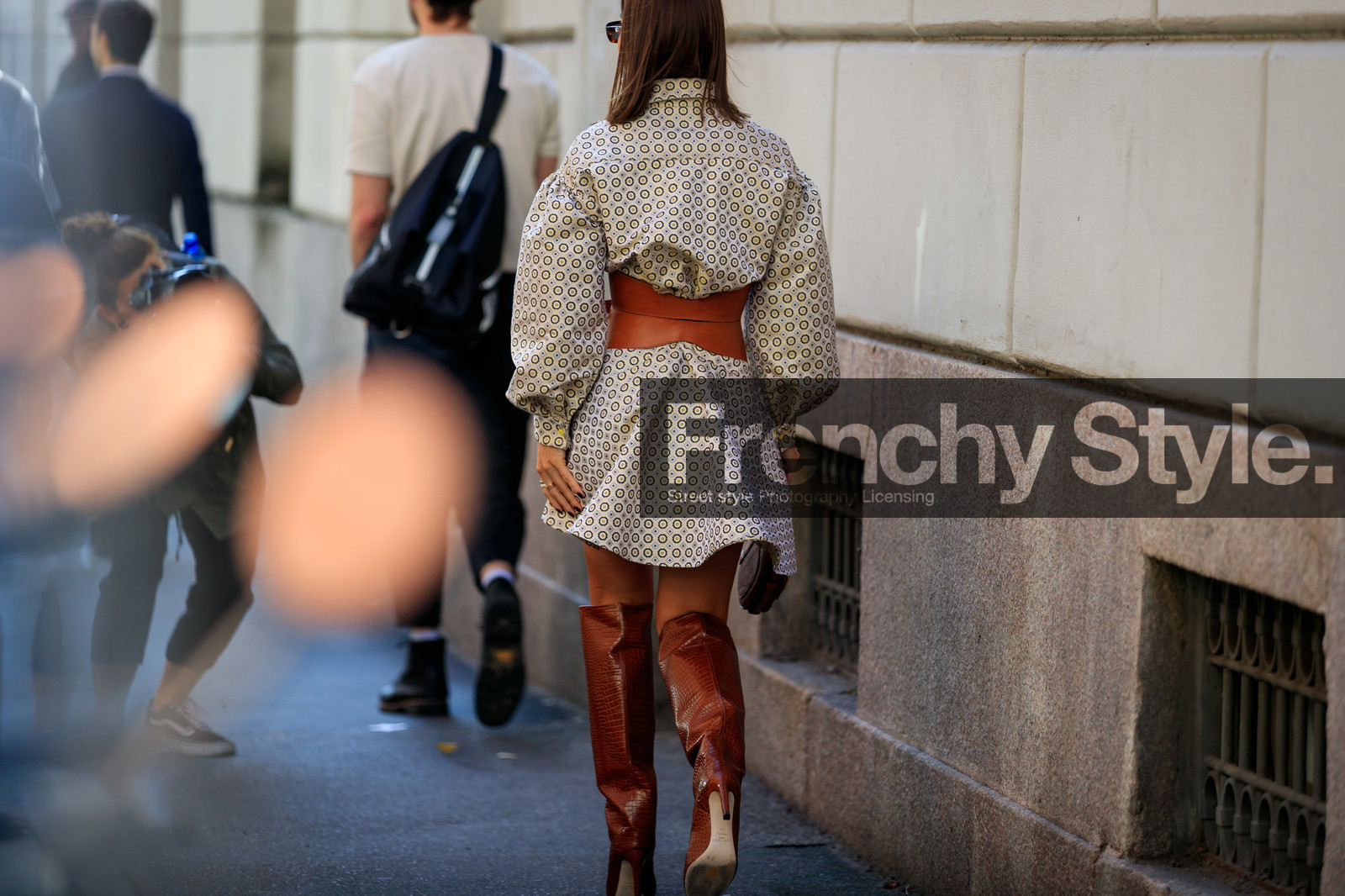 camila coelho, scale sunglasses, square shape glasses, dangling earrings, etro earrings, etro belt, etro bag, dress shirt, printed dress, printed shirt, cachemere printed dress, cachemrere printed shirt, white shirt, white dress, balloon sleeves, long sleeves dress, mini dress, belted dress, big belt, camel leather belt, brown leather bag, monogrammed bag, brown leather boots, animal skin boots, high boots, high heels boots, cachemere printed bag, back detail, fashion week, frenchystyle, FW, jonathan paciullo, street style, horizontal, atmosphere details, full length, MFW, MILAN, SPRING SUMMER 2020, SS 20