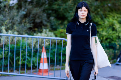 atmosphere details, black pants, black polo, detail, fashion week, fred perry, frenchystyle, FW, hannah elyse, horizontal, jonathan paciullo, model, PARIS, PFW, SPRING SUMMER 2017, SS 17, street style, tote bag, trousers