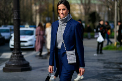 astrid boutrot, navy blue jacket, navy blue pants, turtleneck pullover, light grey pullover, strassed bag, crossbody bag, silvered bag, box bag, square shape bag, fashion week, frenchystyle, FW, jonathan paciullo, street style, PFW, PARIS, horizontal, atmosphere details, detail