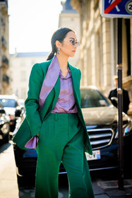 green suit, purple shirt, satin shirt, dandy look, valentino, silver loops, purple sunglasses, yoyo cao, street style, jonathan paciullo, FW, frenchystyle, fashion week, AUTUMN WINTER 2022-2023, FALL WINTER 2022_2023, FW 22-23, PARIS, PFW, vertical, detail