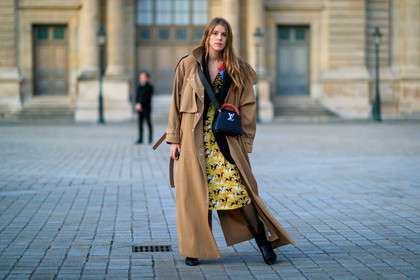 monica ainley, louis vuitton dress, louis vuitton bag, camel trenchcoat, oversize trench coat, yellow dress, black dress, animal print dress, white dress, silk dress, black leather bag, black leather boots, low boots, cowboy boots, crossbody bag, lacoste trenchcoat, fashion week, frenchystyle, FW, jonathan paciullo, street style, PFW, PARIS, horizontal, atmosphere details, full length