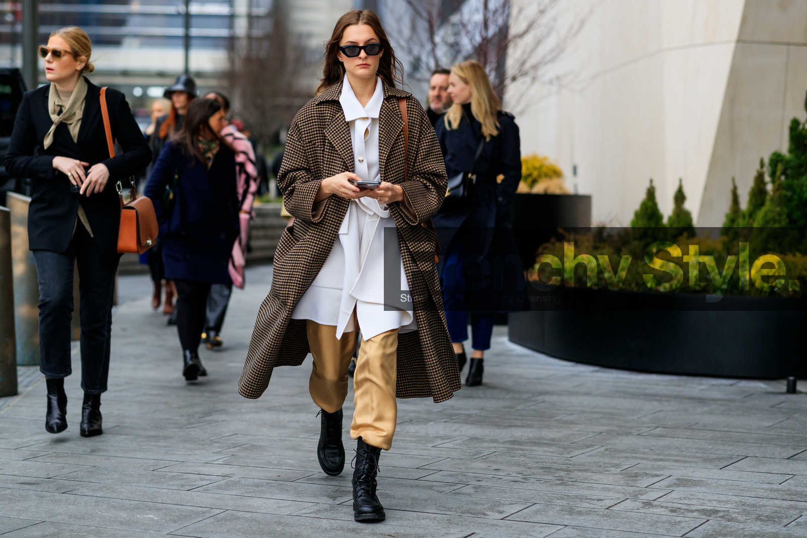 checked coat, beige coat, houndstooth printed coat, white shirt, belted shirt, woolen shirt, beige pants, satin pants, black leather boots, flat boots, laced boots, carolina herrera shirt, fashion week, frenchystyle, FW, jonathan paciullo, street style, NYFW, NEW YORK, AUTUMN WINTER 2020-2021, FALL WINTER 2020-2021, FW 20-21, horizontal, atmosphere details, full length