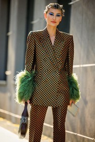 print suit, brown suit, dotts suit, feather sleeves, green feathers, gucci, gucci handbag, logo bag, blue eyeshadow, make up, hair style, amalie gassmann, street style, jonathan paciullo, FW, frenchystyle, fashion week, MFW, MILAN, FALL WINTER 2022_2023, AUTUMN WINTER 2022-2023, FW 22-23, vertical, atmosphere details