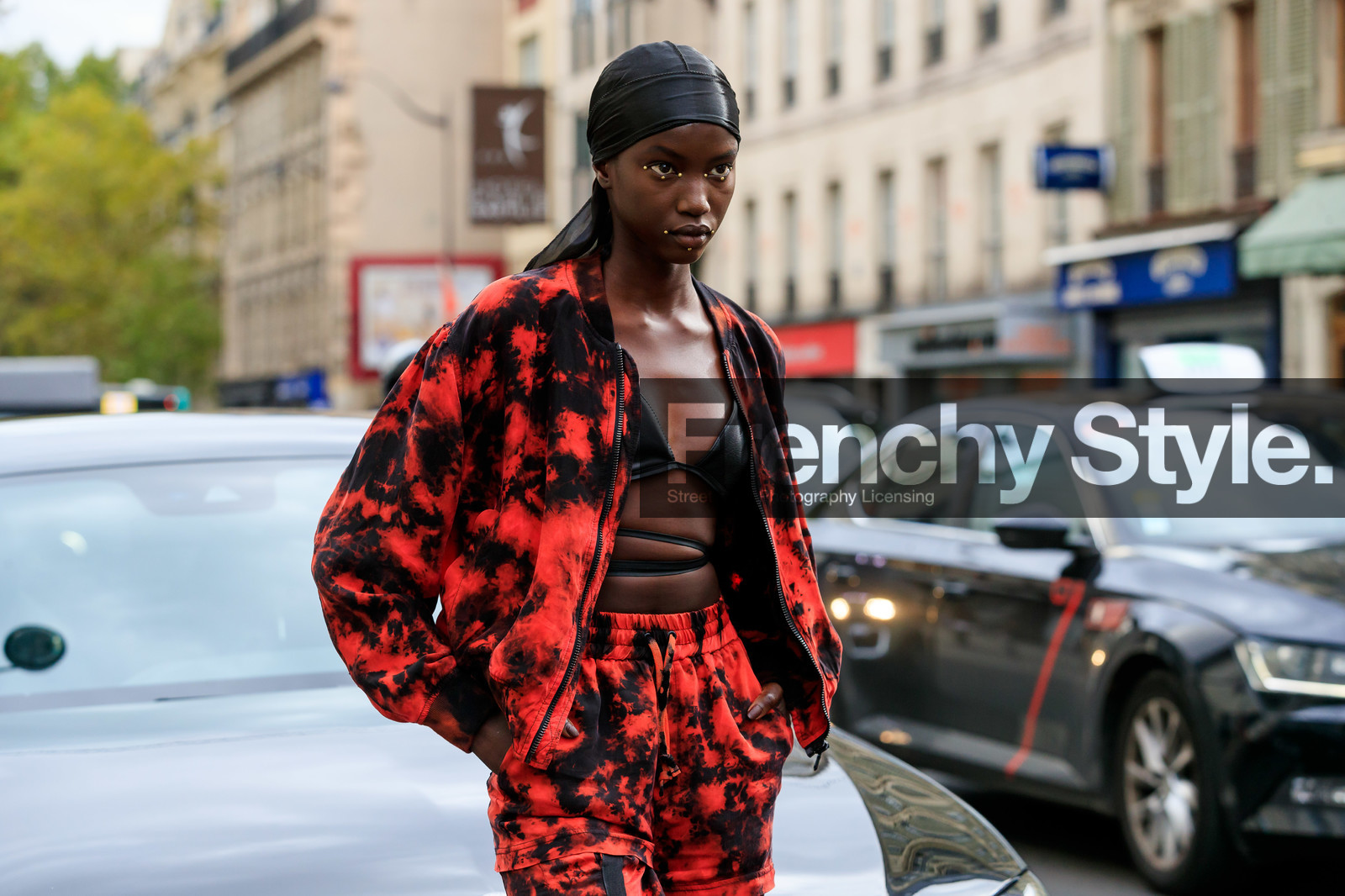 model, tie and dye jacket, tie and dye pants, tie and dye suit, red jacket, red bombers, red pants, jogging pants, black bra, hair scarf, black scarf, cropped top, make up, make up details, studs make up, strassed make up, close up detail, fashion week, frenchystyle, FW, jonathan paciullo, street style, SPRING SUMMER 2020, SS 20, PFW, PARIS, horizontal, atmosphere details, detail