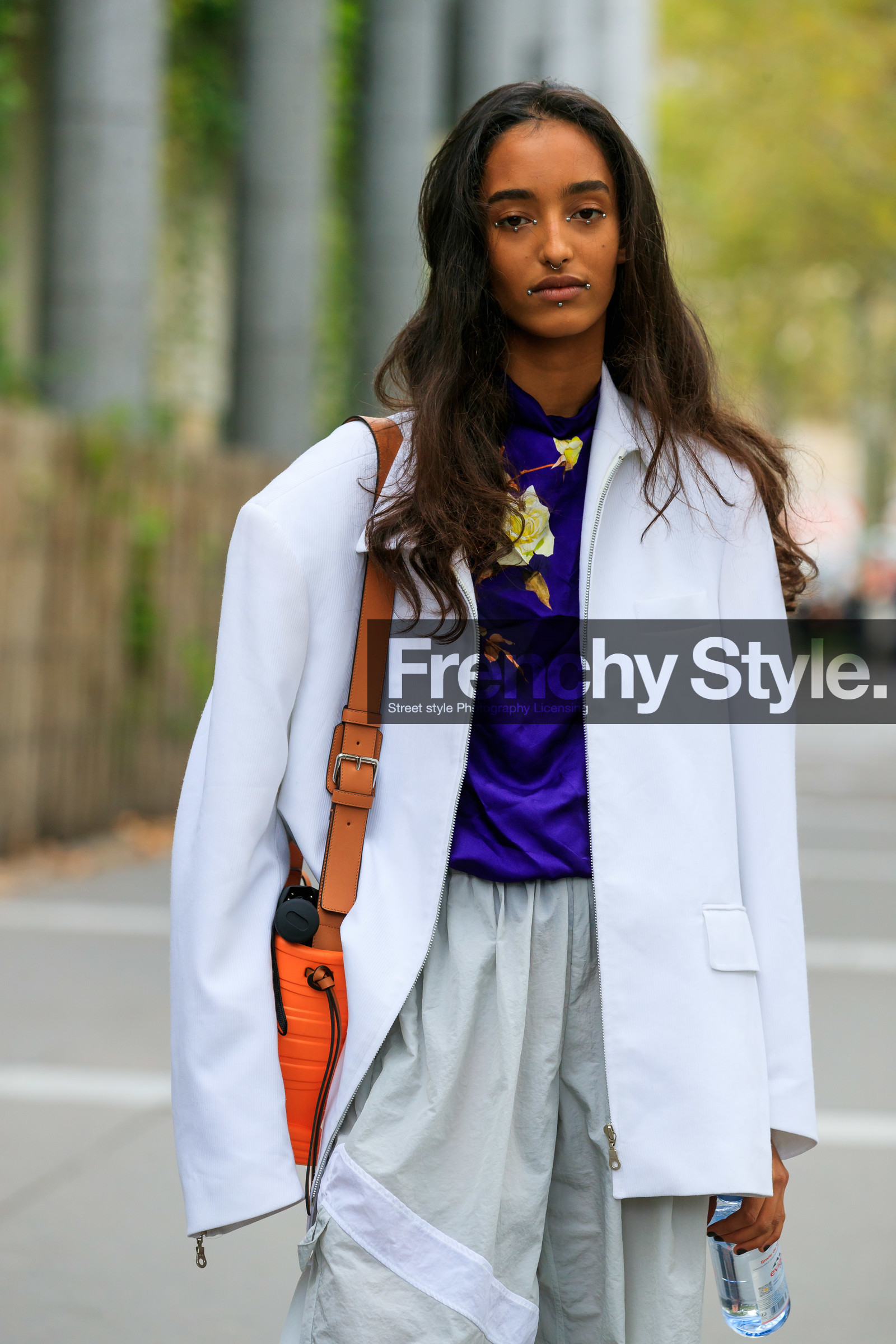model, white jacket, light grey pants, zipped jacket, purple blouse, floral printed blouse, high collar blouse, silk blouse, sportswear, jogging pants, orange leather bag, animal skin bag, make up, make up details, studs make up, strassed make up, fashion week, frenchystyle, FW, jonathan paciullo, street style, SPRING SUMMER 2020, SS 20, PFW, PARIS, vertical, atmosphere details, detail