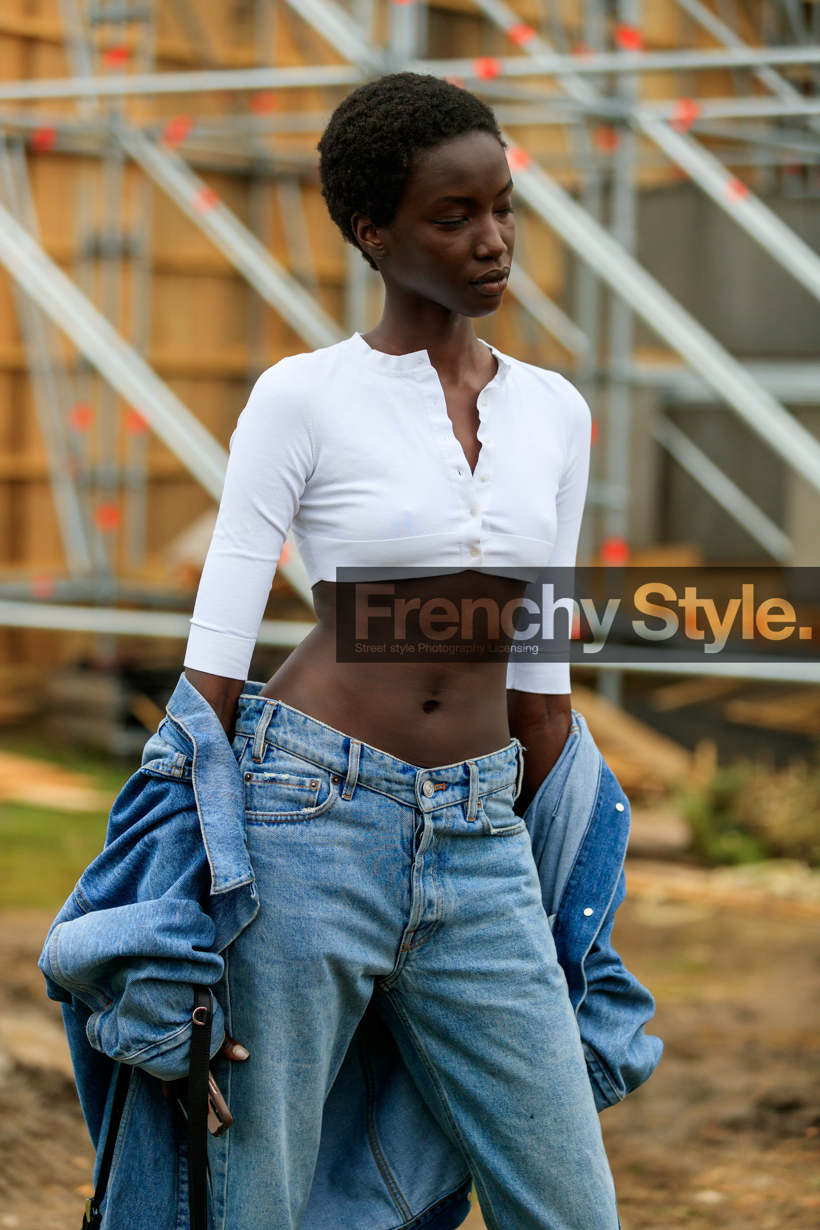 model, white top, long sleeves top, cropped top, denim, denim jacket, oversize jacket, light blue jacket, light blue jeans, fashion week, frenchystyle, FW, jonathan paciullo, street style, SPRING SUMMER 2020, SS 20, PFW, PARIS, vertical, atmosphere details, detail