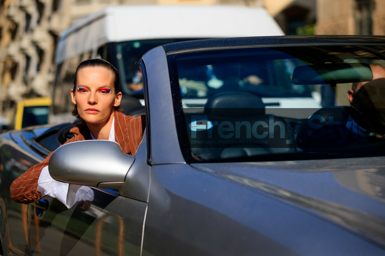 model, sara blomqvist, eye make up, eyeshadows, make up, make up details, multicolor eyeshadows, brown suits, brown jacket, brown pants, striped jacket, striped pants, white shirt, loose pants, fashion week, frenchystyle, FW, jonathan paciullo, street style, horizontal, atmosphere details, detail, MFW, MILAN, SPRING SUMMER 2020, SS 20