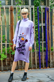 model, lilac dress, high collar dress, silk dress, long sleeves dress, mid long dress, black eyeshadows, black eyeliner, black make up, black leather boots, doc marteens shoes, laced boots, fashion week, frenchystyle, FW, jonathan paciullo, street style, SPRING SUMMER 2020, SS 20, PFW, PARIS, vertical, full length