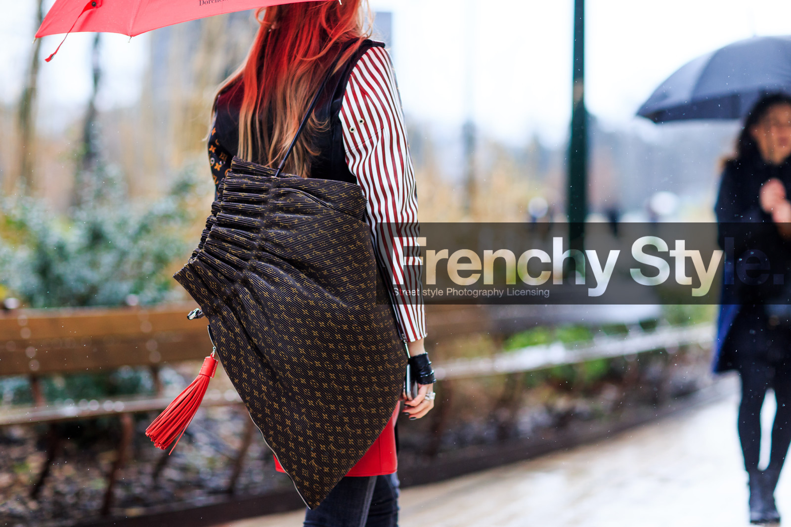 atmosphere details, AUTUMN WINTER 2016-2017, AW 16-17, brown bag, detail, FALL WINTER 2016-2017, fashion week, frenchystyle, FW, FW 16-17, geometric, graphic bag, graphic jacket, horizontal, jonathan paciullo, leather bag, leather jacket, louis vuitton, monogram, oversize, PARIS, PFW, printed bag, printed jacket, street style, striped jacket, umbrella