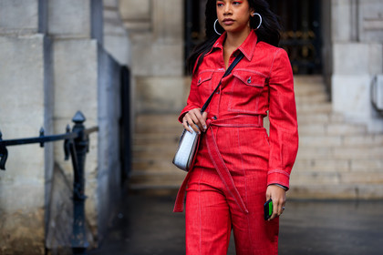 denim jumpsuit, leather bag, red denim, red jumpsuit, trousers, white bag, street style, jonathan paciullo, FW, frenchystyle, fashion week, PFW, PARIS, AUTUMN WINTER 2018-2019, FALL WINTER 2018-2019, FW 18-19, horizontal, atmosphere details