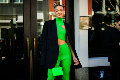knitted fluo green cropped top, black blazer, green fluo mini bag, green fluo trousers, high bows, Olivia Ponton, cropped top, fashion week, frenchystyle, FW, jonathan paciullo, street style, NYFW, NEW YORK, AUTUMN WINTER 2022-2023, FALL WINTER 2022_2023, FW 22-23, atmosphere details, horizontal