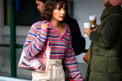 belt, chains, denim pants, graphic sweater, jeans, leather bag, pink bag, pink sweater, striped sweater, transparent bag, trousers, white denim, street style, jonathan paciullo, FW, frenchystyle, fashion week, NYFW, NEW YORK, AUTUMN WINTER 2018-2019, AW 18-19, FALL WINTER 2018-2019, FW 18-19, atmosphere details, horizontal, detail, alyssa coscarelli