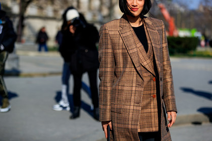 brown coat, brown jacket, checked, graphic jacket, houndstooth pattern, plaid, printed jacket, street style, jonathan paciullo, FW, frenchystyle, fashion week, PFW, PARIS, AUTUMN WINTER 2018-2019, FALL WINTER 2018-2019, FW 18-19, horizontal, atmosphere details, Tiffany Hsu