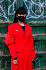 kozue akimoto, red jacket, red top, red mask, black top, black mask, bicolor top, bicolor mask, monogrammed top, monogrammed mask, red bag, mini bag, bracelet bag, marine serre jacket, marine serre look, marine serre mask, marine serre bag, marine serre top, long jacket, fashion week, frenchystyle, FW, jonathan paciullo, street style, PFW, PARIS, AUTUMN WINTER 2020-2021, FALL WINTER 2020-2021, FW 20-21, vertical, atmosphere details, detail