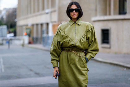 alessandra ambrosio, kaki leather jacket, kaki leather skirt, zipped jacket, mid long skirt, belted skirt, metalic belt, golden chain belt, square shape glasses, scale sunglasses, miu miu jacket, miu miu skirt, fashion week, frenchystyle, FW, jonathan paciullo, street style, PFW, PARIS, horizontal, atmosphere details, detail