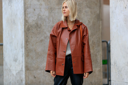 linda tol, brown leather jacket, black leather boots, black leather pants, pearl necklace, fashion week, frenchystyle, FW, jonathan paciullo, street style, SPRING SUMMER 2020, SS 20, PFW, PARIS, horizontal, atmosphere details, detail