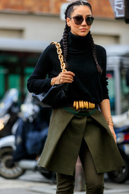 tamara kalinic, black pullover, turtleneck pullover, kaki pants, kaki skirt, layered pants, layered skirt, mini skirt, tight pants, woolen pants, golden buckle belt, golden strap bag, shoulder bag, black leather bag, bottega veneta bag, dior sunglasses, aviator sunglasses, plaited hair, golden bracelet, diamond bracelet, cartier bracelet, cartier clou bracelet, hand jewellery, fashion week, frenchystyle, FW, jonathan paciullo, street style, PFW, PARIS, AUTUMN WINTER 2020-2021, FALL WINTER 2020-2021, FW 20-21, vertical, atmosphere details, detail