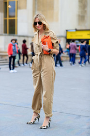 lisa aiken, beige jumpsuit, belted jumpsuit, long sleeves jumpsuit, orange leather bag, plaited bag, plaited leather bag, bottega veneta bag, black sunglasses, aviator sunglasses, hermes watch, big chain bracelet, golden bracelet, high heels shoes, fur shoes, leopard printed shoes, fashion week, frenchystyle, FW, jonathan paciullo, street style, SPRING SUMMER 2020, SS 20, PFW, PARIS, vertical, full length
