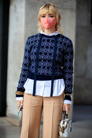 maisie williams, navy blue pullover, beige pants, flare pants, chloe pants, chloe pullover, chloe look, golden bracelet, white blouse, high collar blouse, monogrammed pullover, covid face mask, fashion week, frenchystyle, FW, jonathan paciullo, street style, PFW, PARIS, SPRING SUMMER 2021, SS 21, vertical, atmosphere details, detail