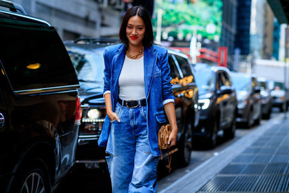 black belt, blazer, blue denim, bottega veneta, camel bag, denim jacket, denim pants, graphic bag, jeans, leather bag, necklace, printed bag, red lips, Tiffany Hsu, trousers, white t shirt, street style, jonathan paciullo, FW, frenchystyle, fashion week, NEW YORK, NYFW, SPRING SUMMER 2020, SS 20, horizontal, atmosphere details, detail