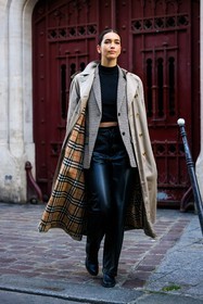 burberry trench, black trop, black cropped top, leayher pants, baggy trousers, black trousers, black and white blazer, model, street style, jonathan paciullo, FW, frenchystyle, fashion week, AUTUMN WINTER 2022-2023, FALL WINTER 2022_2023, FW 22-23, PFW, PARIS, full length, vertical, black boots