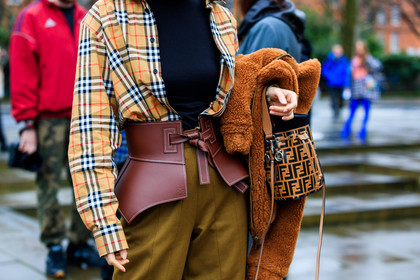 beige shirt, black turtleneck, brown bag, brown belt, brown fur, brown jacket, brown pants, burberry, checked, fendi, fur jacket, graphic bag, graphic shirt, leather bag, leather belt, loewe, monogram, plaid, printed bag, printed shirt, shearling, tartan, trousers, street style, jonathan paciullo, FW, frenchystyle, fashion week, LFW, LONDON, AUTUMN WINTER 2018-2019, AW 18-19, FALL WINTER 2018-2019, FW 18-19, horizontal, atmosphere details, detail