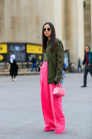 yoyo cao, kaki jacket, kaki t-shirt, pink pants, pink leather bag, box bag, openwork bag, flare pants, loose pants, military jacket, rayban sunglasses, metalic frame sunglasses, golden frame sunglasses, fashion week, frenchystyle, FW, jonathan paciullo, street style, SPRING SUMMER 2020, SS 20, PFW, PARIS, vertical, full length