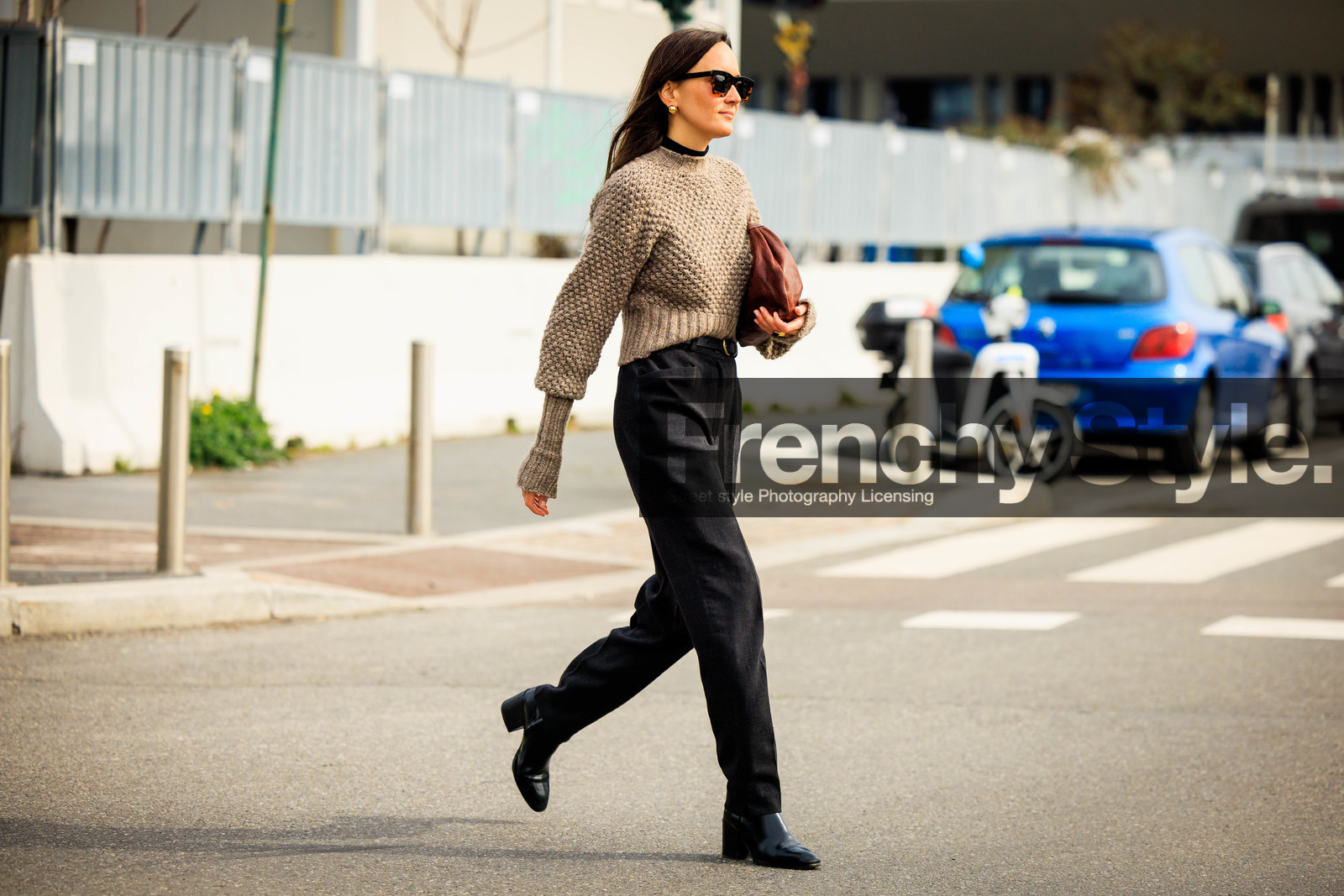 knitted jumper, short jumper, knitwear, highwaist pants, black pants, fitted pants, black bottines, leather boots, black sunglasses, burgundy pouch, leather pouch, sand jumper, street style, jonathan paciullo, FW, frenchystyle, fashion week, MFW, MILAN, FALL WINTER 2022_2023, AUTUMN WINTER 2022-2023, FW 22-23, horizontal, atmosphere details, full length