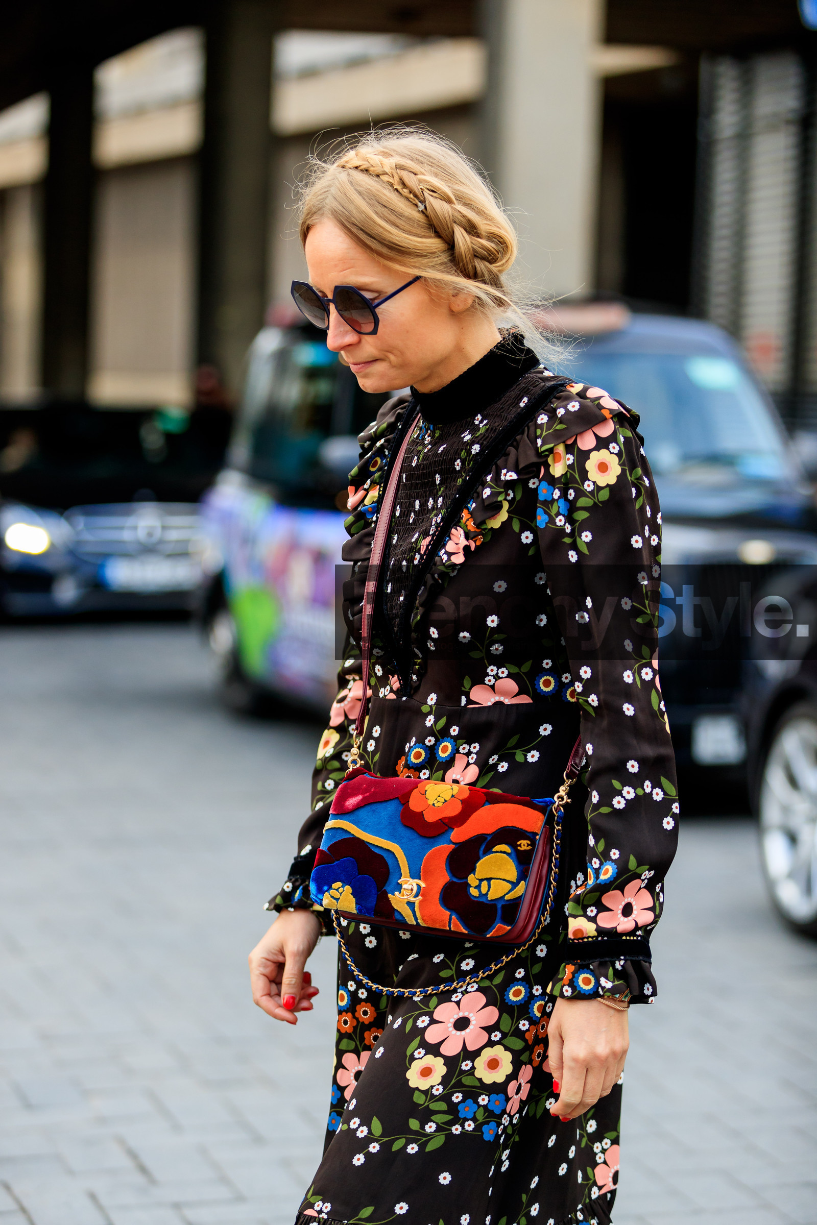 black dress, braids, floral, flowers, graphic bag, graphic dress, leather bag, multicolor bag, multicolor dress, printed bag, printed dress, red bag, sunglasses, street style, jonathan paciullo, FW, frenchystyle, fashion week, LFW, LONDON, AUTUMN WINTER 2018-2019, AW 18-19, FALL WINTER 2018-2019, FW 18-19, vertical, atmosphere details, detail