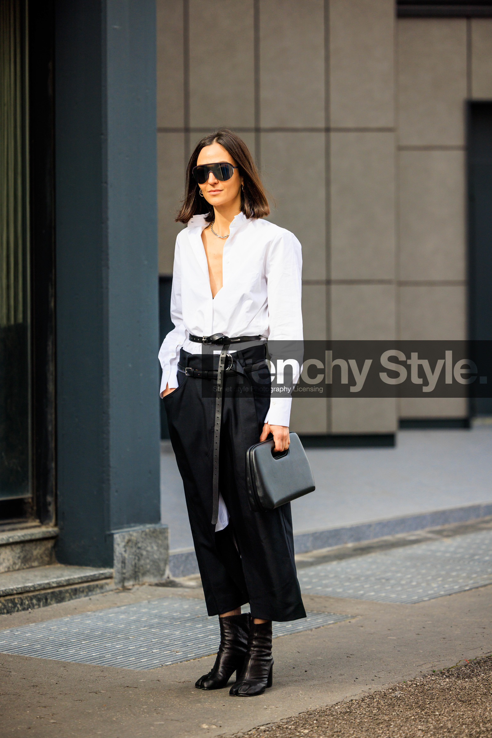 full white look, leather belt, black leather midi skirt, margiela boots, tabi boots, black leather derbies, black clutch, leather clutch, silver chain necklace, ski sunglasses, street style, jonathan paciullo, FW, frenchystyle, fashion week, MFW, MILAN, FALL WINTER 2022_2023, AUTUMN WINTER 2022-2023, FW 22-23, vertical, full length