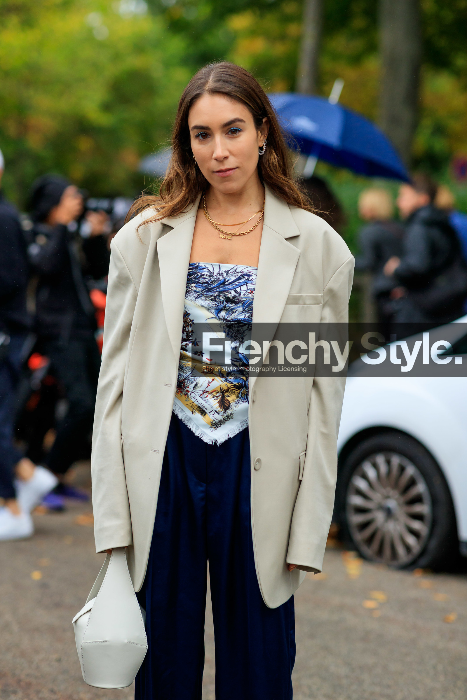 white jacket, oversize jacket, white leather bag, wandler bag, hand bag, dior scarf, printed scarf, white scarf, silk scarf, multi necklace, golden necklace, black pants, oversize pants, letters necklace, fashion week, frenchystyle, FW, jonathan paciullo, street style, SPRING SUMMER 2020, SS 20, PFW, PARIS, vertical, atmosphere details, detail