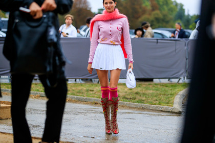 vanille verloes, dior bag, dior top, dior shoes, dior socks, sportswear, pink polo shirt, long sleeves t-shirt, white skirt, pleated skirt, lacoste skirt, mini skirt, pink scarf, woolen scarf, white bag, hand bag, high boots, high heels boots, high socks, pink socks, monogrammed boots, sharp end boots, red boots, laced boots, fashion week, frenchystyle, FW, jonathan paciullo, street style, SPRING SUMMER 2020, SS 20, PFW, PARIS, horizontal, atmosphere details, detail