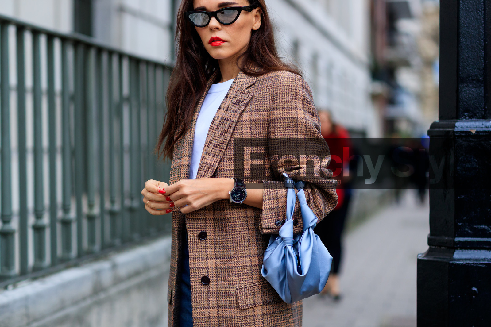 blue bag, brown coat, checked, graphic jacket, leather bag, plaid, printed jacket, red lips, sunglasses, white t shirt, street style, jonathan paciullo, FW, frenchystyle, fashion week, LFW, LONDON, AUTUMN WINTER 2018-2019, AW 18-19, FALL WINTER 2018-2019, FW 18-19, horizontal, atmosphere details, detail, evangelie smyrniotaki