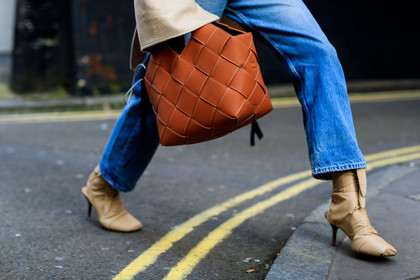 beige shoes, beige sweater, blue denim, brown bag, checked, denim pants, high heels, jeans, leather bag, leather shoes, loewe, plaid, trousers, fashion week, frenchystyle, FW, jonathan paciullo, street style, LFW, LONDON, AUTUMN WINTER 2018-2019, AW 18-19, FALL WINTER 2018-2019, FW 18-19, horizontal, atmosphere details, detail, pernille teisbaek