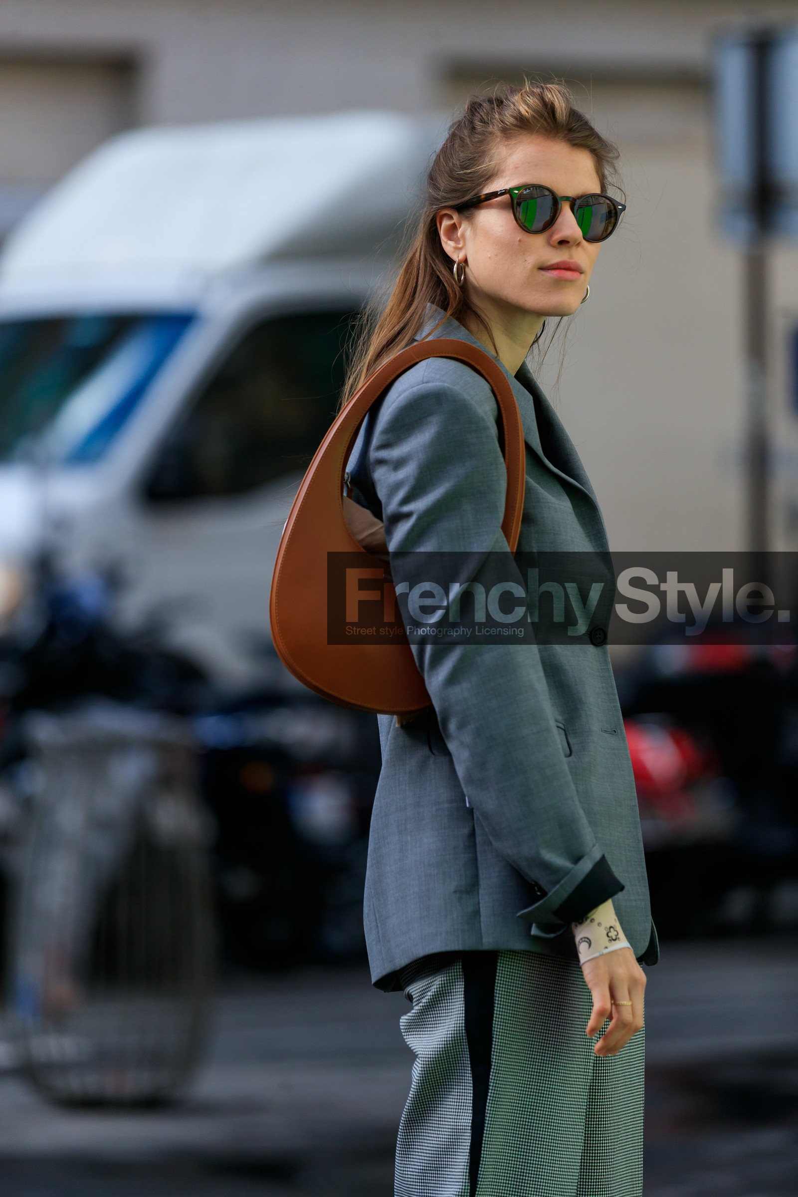 monica ainley, grey jacket, black pants, white pants, bicolor pants, houndstooth printed pants, rayban sunglasses, round shape sunglasses, scale sunglasses, camel leather bag, shoulder bag, round shape bag, coperni bag, white top, monogrammed top, marine serre top, fashion week, frenchystyle, FW, jonathan paciullo, street style, PFW, PARIS, AUTUMN WINTER 2020-2021, FALL WINTER 2020-2021, FW 20-21, vertical, atmosphere details, detail