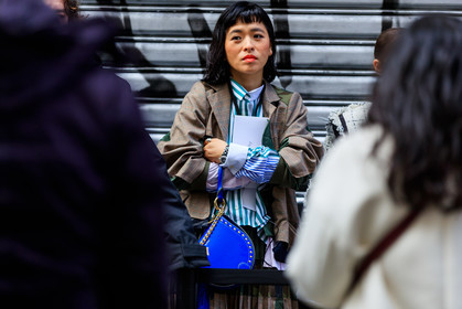 blue bag, brown jacket, graphic shirt, green jacket, houndstooth pattern, leather bag, printed shirt, sacai, striped shirt, studs, street style, jonathan paciullo, FW, frenchystyle, fashion week, PFW, PARIS, AUTUMN WINTER 2018-2019, FALL WINTER 2018-2019, FW 18-19, horizontal, atmosphere details