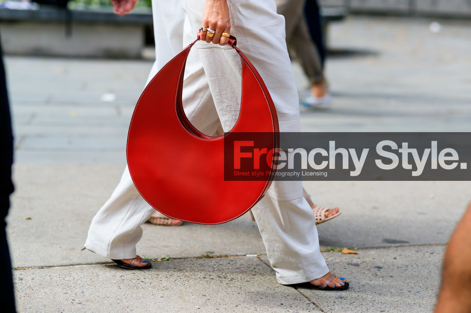 alyssa coscarelli, leather bag, leather shoes, red bag, rings, trousers, white pants, street style, jonathan paciullo, FW, frenchystyle, fashion week, NEW YORK, NYFW, SPRING SUMMER 2020, SS 20, horizontal, atmosphere details, detail