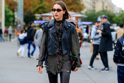 mary leest, small sunglasses, butterfly sunglasses, black sunglasses, black leather perfecto, black leather boots, black shirt, golden shirt, lurex shirt, striped shirt, ruffle shirt, sleeveless perfecto, high boots, fashion week, frenchystyle, FW, jonathan paciullo, street style, SPRING SUMMER 2020, SS 20, PFW, PARIS, horizontal, atmosphere details, detail