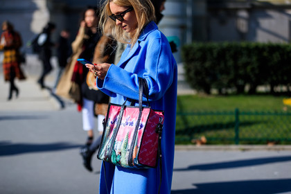 balenciaga, blue coat, graphic bag, leather bag, pink bag, printed bag, sunglasses, street style, jonathan paciullo, FW, frenchystyle, fashion week, PFW, PARIS, AUTUMN WINTER 2018-2019, FALL WINTER 2018-2019, FW 18-19, horizontal, atmosphere details, Charlotte Groeneveld