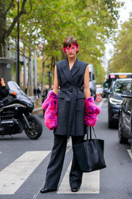 model, sara blomqvist, hair details, feather details, pink feathers, pink fur, dark grey jacket, dark grey pants, sleeveless jacket, belted jacket, black leather bag, shopping bag, celine bag, fashion week, frenchystyle, FW, jonathan paciullo, street style, SPRING SUMMER 2020, SS 20, PFW, PARIS, vertical, full length