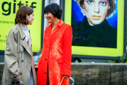 molly and reese blustein, maria bernad, long trench coat, beige trench coat, oversize trench coat, high collar dress, pleated dress, red jacket, velvet jacket, long jacket, lurex jacket, fashion week, frenchystyle, FW, jonathan paciullo, street style, SPRING SUMMER 2020, SS 20, PFW, PARIS, horizontal, atmosphere details, detail