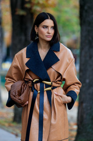 bottega veneta bag, bottega veneta look, bottega veneta coat, bottega veneta belt, camel leather coat, oversize coat, belted coat, black leather belt, brown leather clutch, brown leather bag, plaited bag, plaited leather bag, fashion week, frenchystyle, FW, jonathan paciullo, street style, SPRING SUMMER 2020, SS 20, PFW, PARIS, vertical, atmosphere details, detail