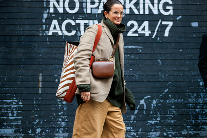 animal print, beige jacket, brown bag, camel pants, graphic bag, green sweater, leather bag, LUCIE, Lucy Chadwick, printed bag, trousers, turtleneck sweater, zebra, street style, jonathan paciullo, frenchystyle, NYFW, NEW YORK, AUTUMN WINTER 2019-2020, AW 19-20, FALL WINTER 2019-2020, FW 19-20, FW, fashion week, atmosphere details, horizontal, detail